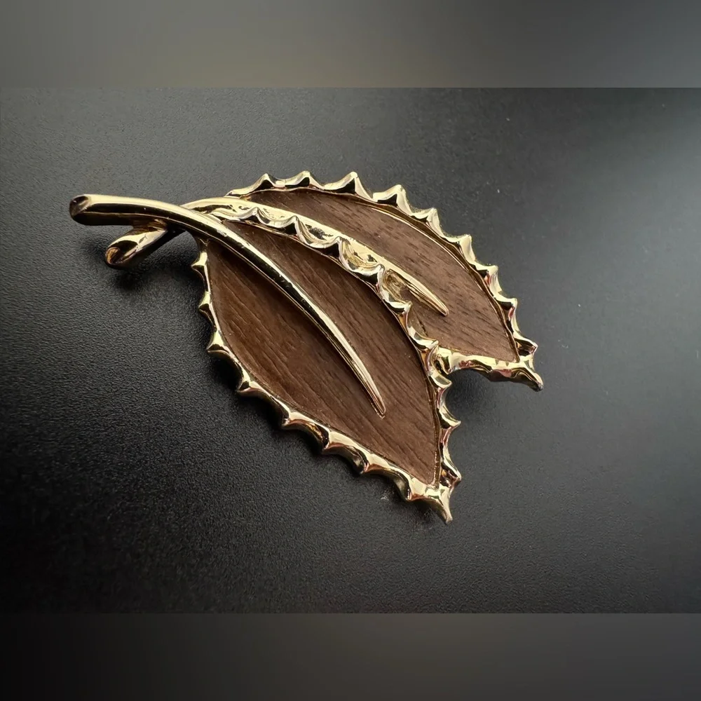 Vintage Sarah Coventry “Wooded Beauty” Brooch 1968 - Gold Tone Leaf Pin - EUC